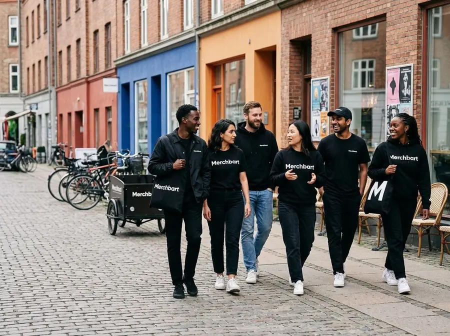 Hold i Scale-pakken: hoodie, t-shirt, mulepose og paraply