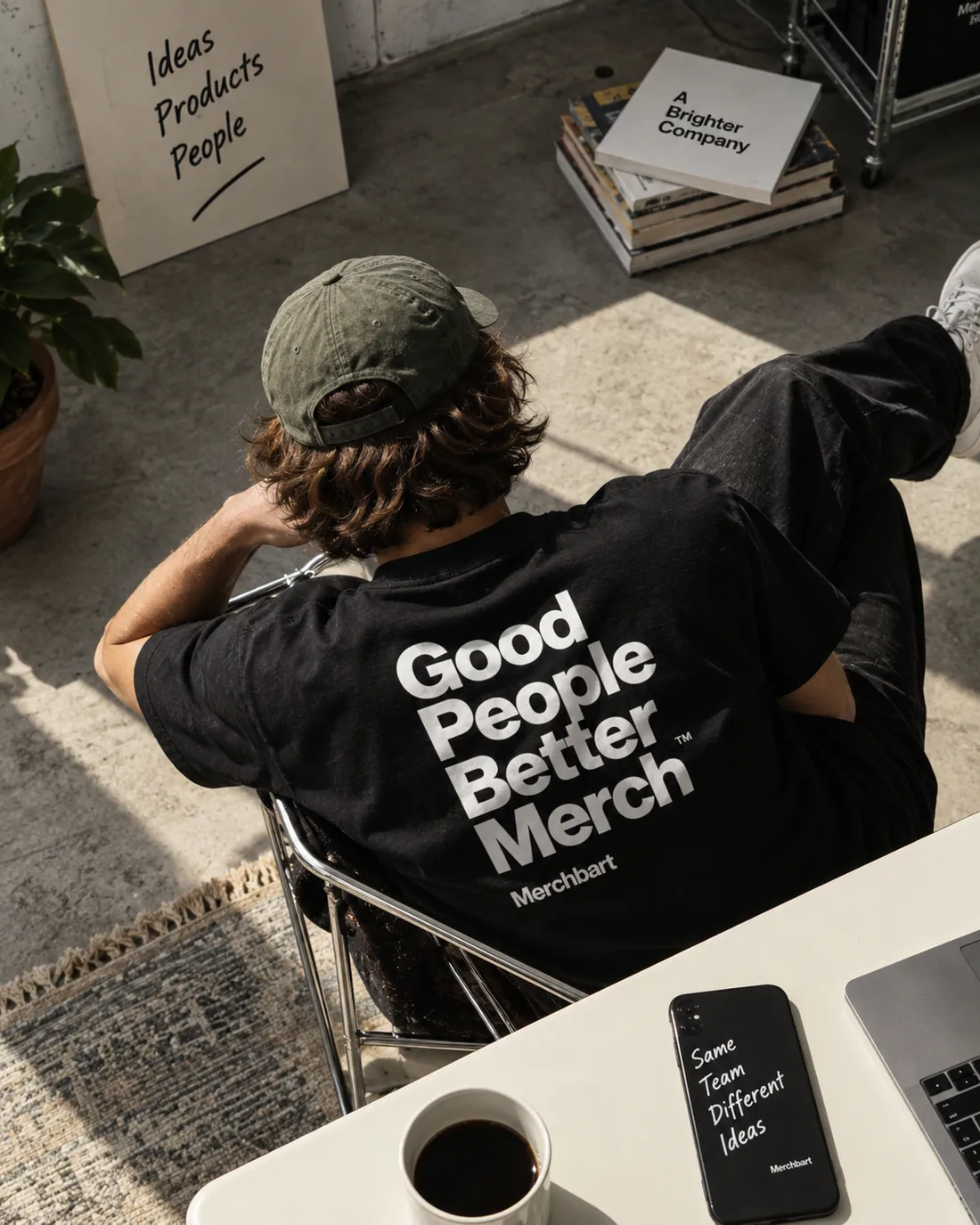 Person i sort hoodie med logo ved et skrivebord