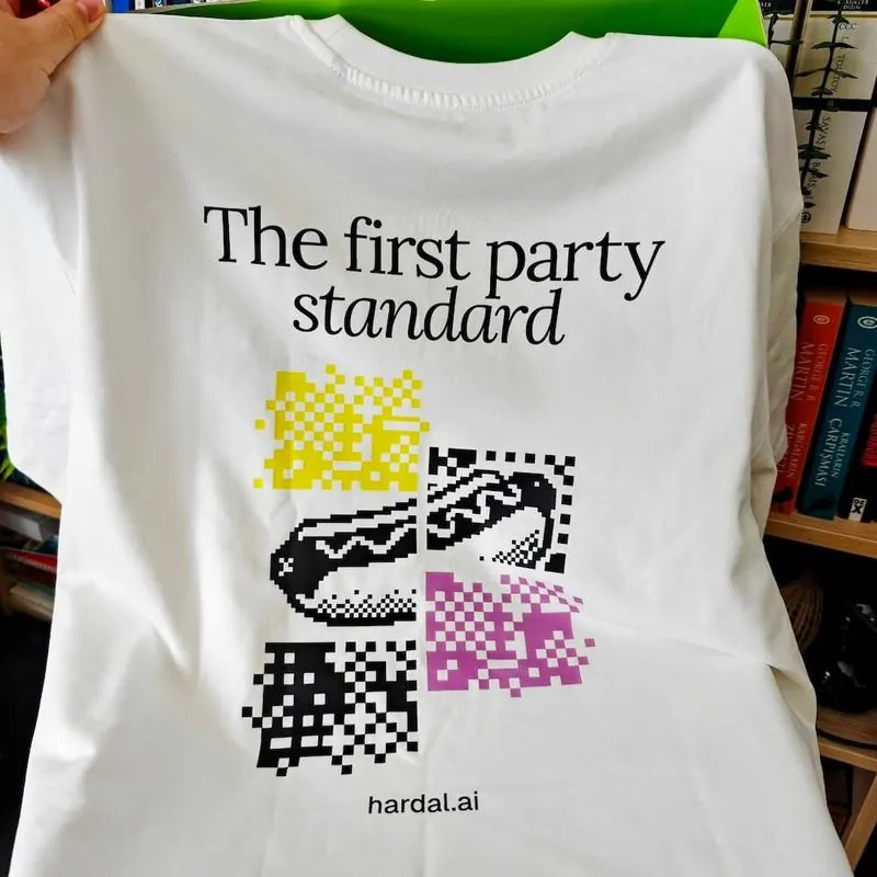 T-shirt med tryk fra Hardal