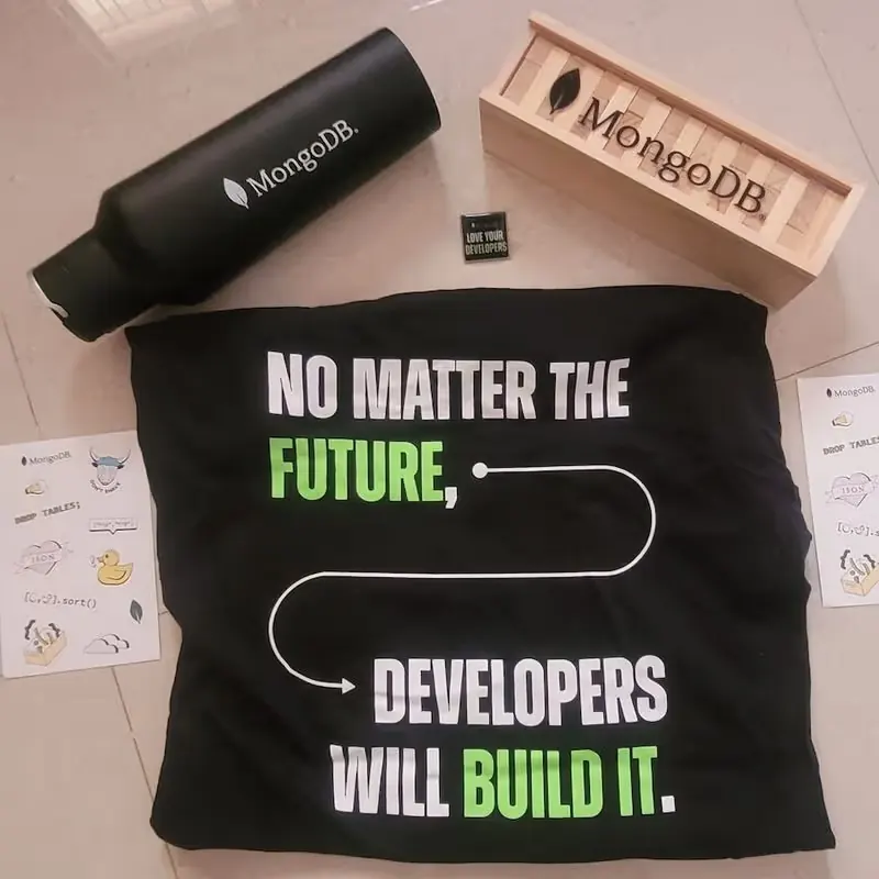 T-shirt med tryk fra MongoDB