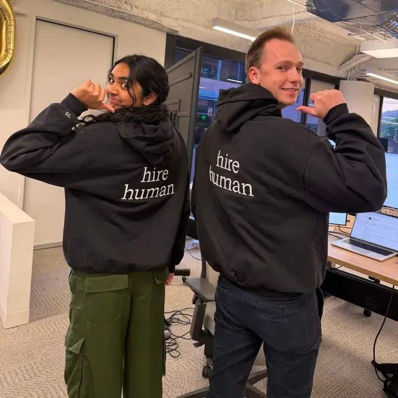 Hoodie med tryk fra Paraform